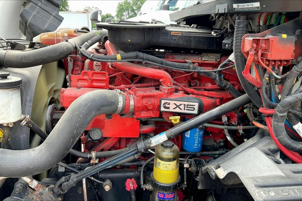 2022 CUM LT625 6×4 Sleeper