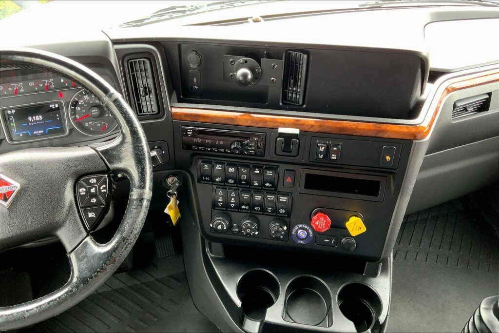 2021 CUM LT625 6×4 Sleeper