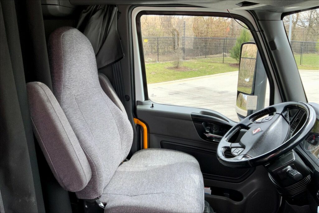 2021 CUM LT625 6×4 Sleeper