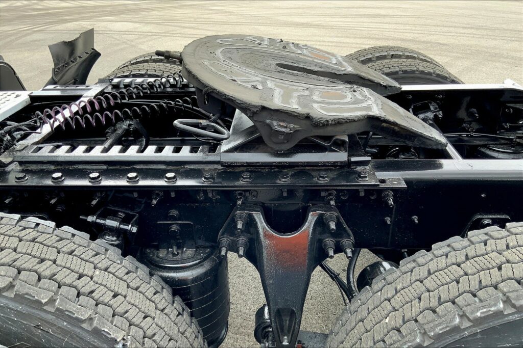 2021 CUM LT625 6×4 Sleeper