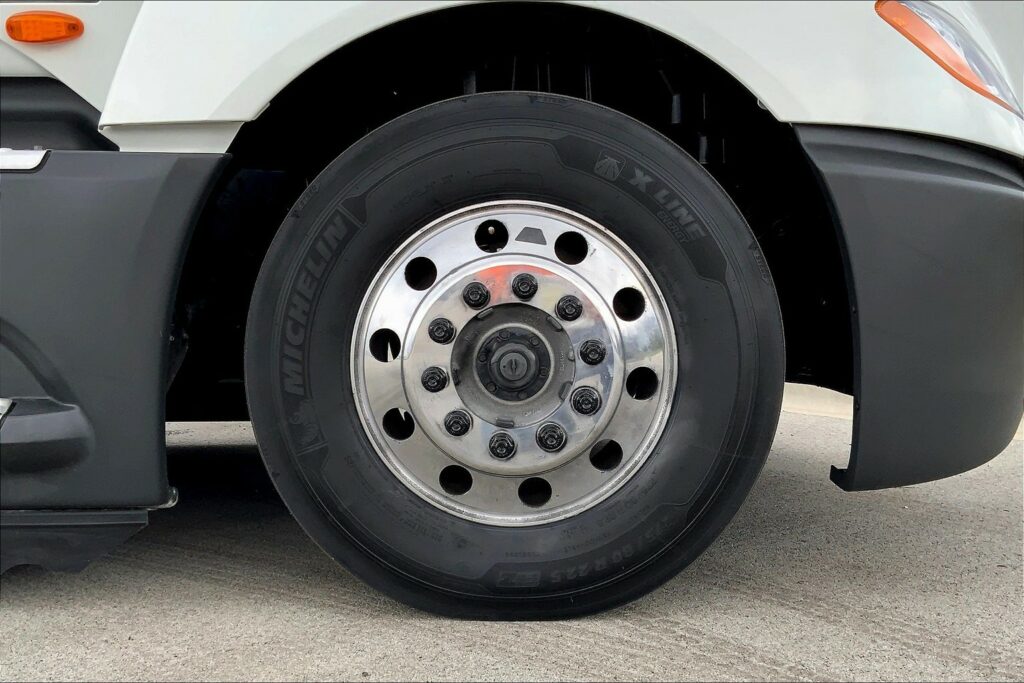 2021 CUM LT625 6×4 Sleeper