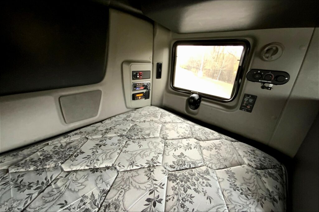 2021 CUM LT625 6×4 Sleeper