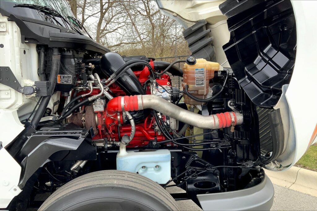 2021 CUM LT625 6×4 Sleeper