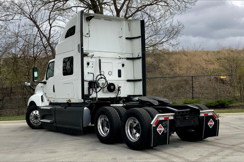 2021 CUM LT625 6×4 Sleeper