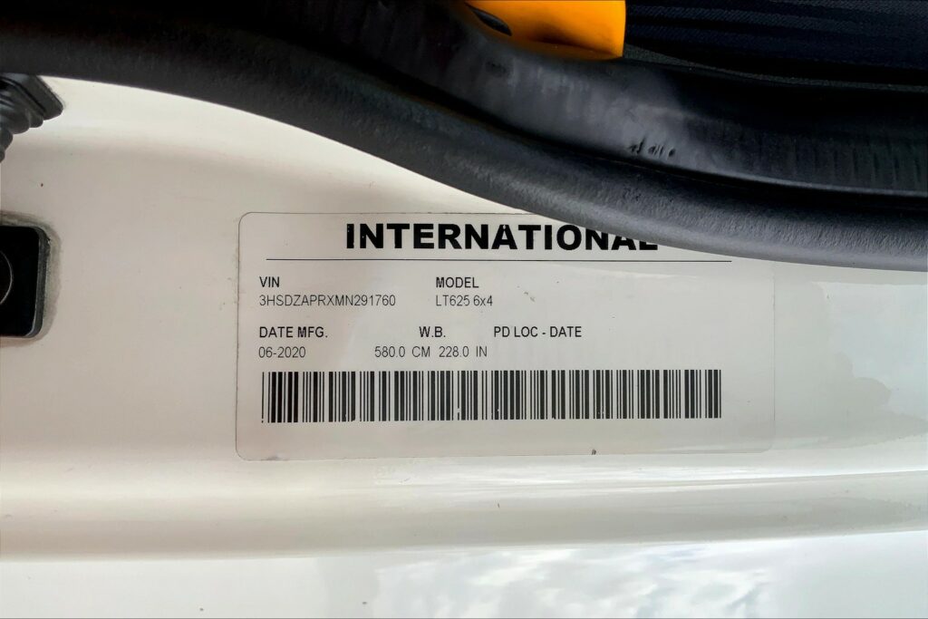 2021 CUM LT625 6×4 Sleeper