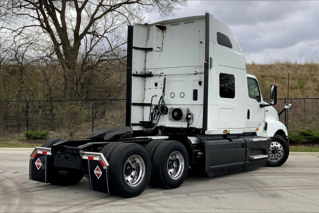 2021 CUM LT625 6×4 Sleeper