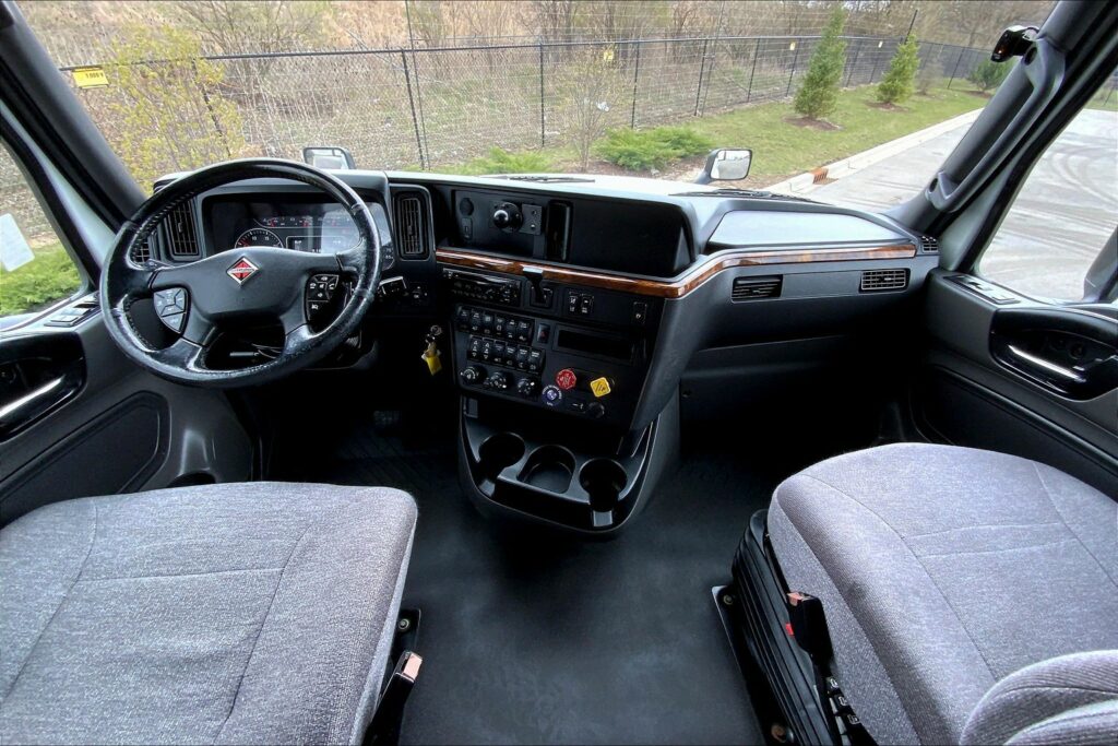 2021 CUM LT625 6×4 Sleeper