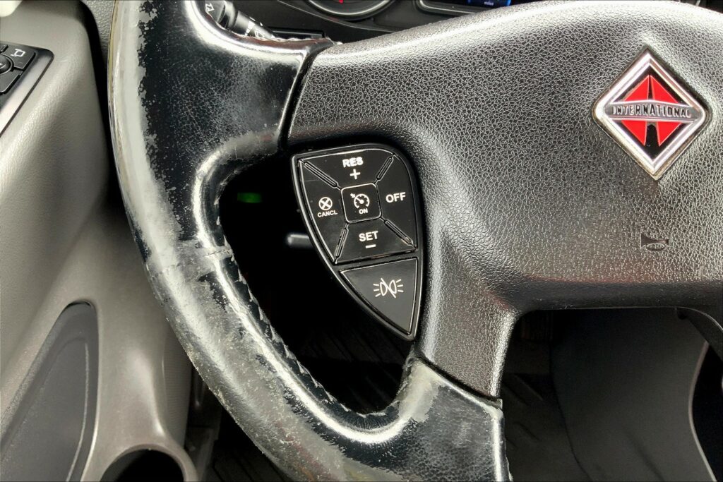 2021 CUM LT625 6×4 Sleeper