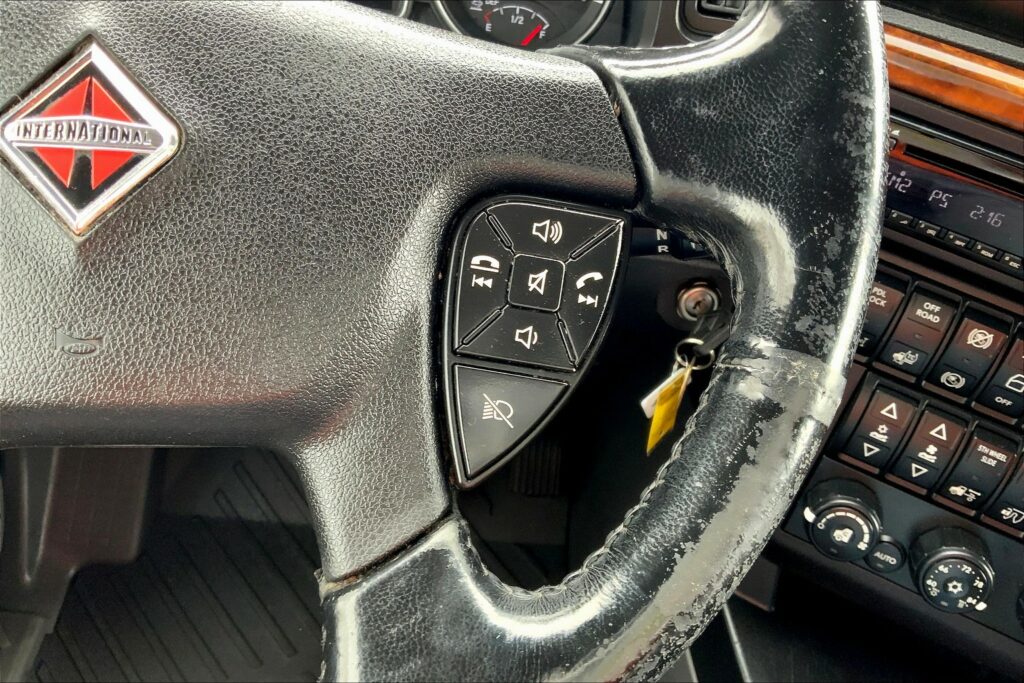 2021 CUM LT625 6×4 Sleeper