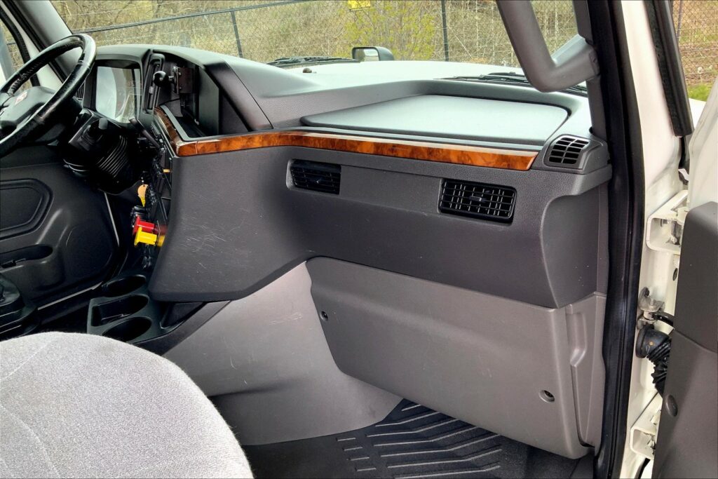 2021 CUM LT625 6×4 Sleeper