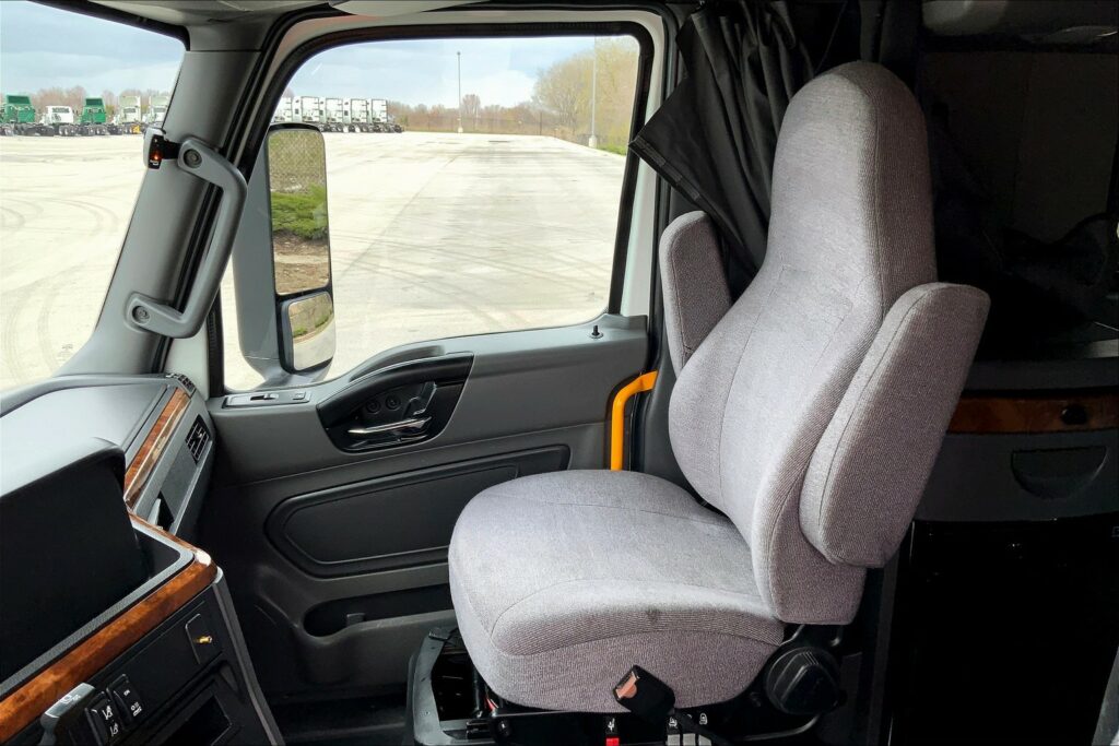 2021 CUM LT625 6×4 Sleeper