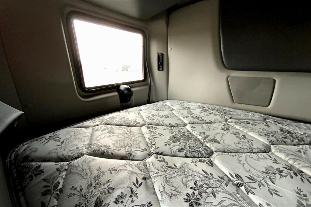 2021 CUM LT625 6×4 Sleeper