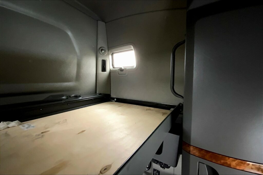 2021 CUM LT625 6×4 Sleeper