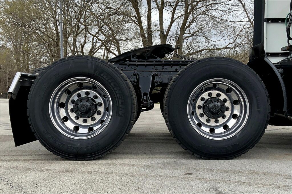 2021 CUM LT625 6×4 Sleeper