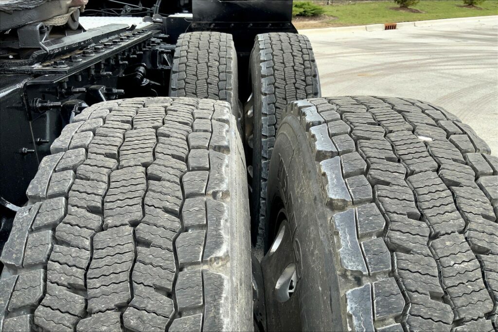 2021 CUM LT625 6×4 Sleeper