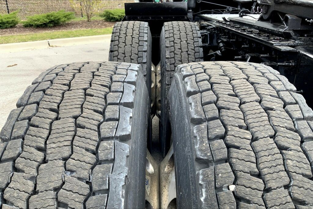 2021 CUM LT625 6×4 Sleeper