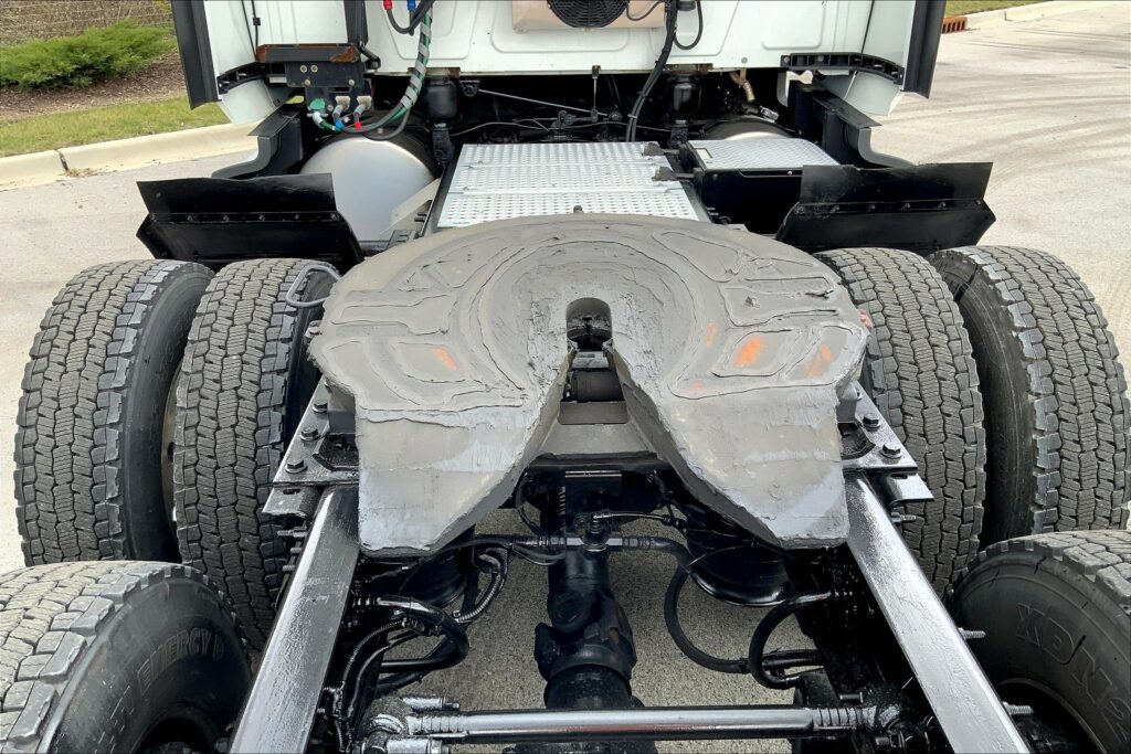 2021 CUM LT625 6×4 Sleeper