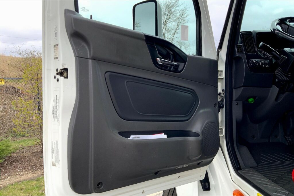 2021 CUM LT625 6×4 Sleeper