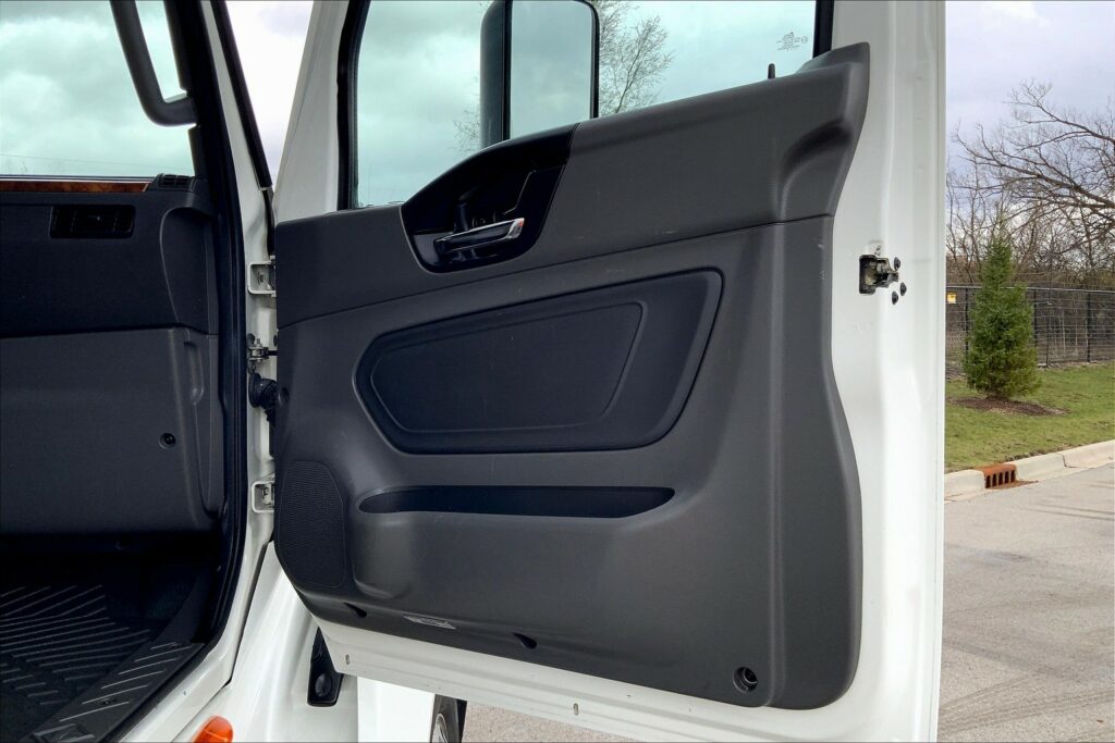 2021 CUM LT625 6×4 Sleeper