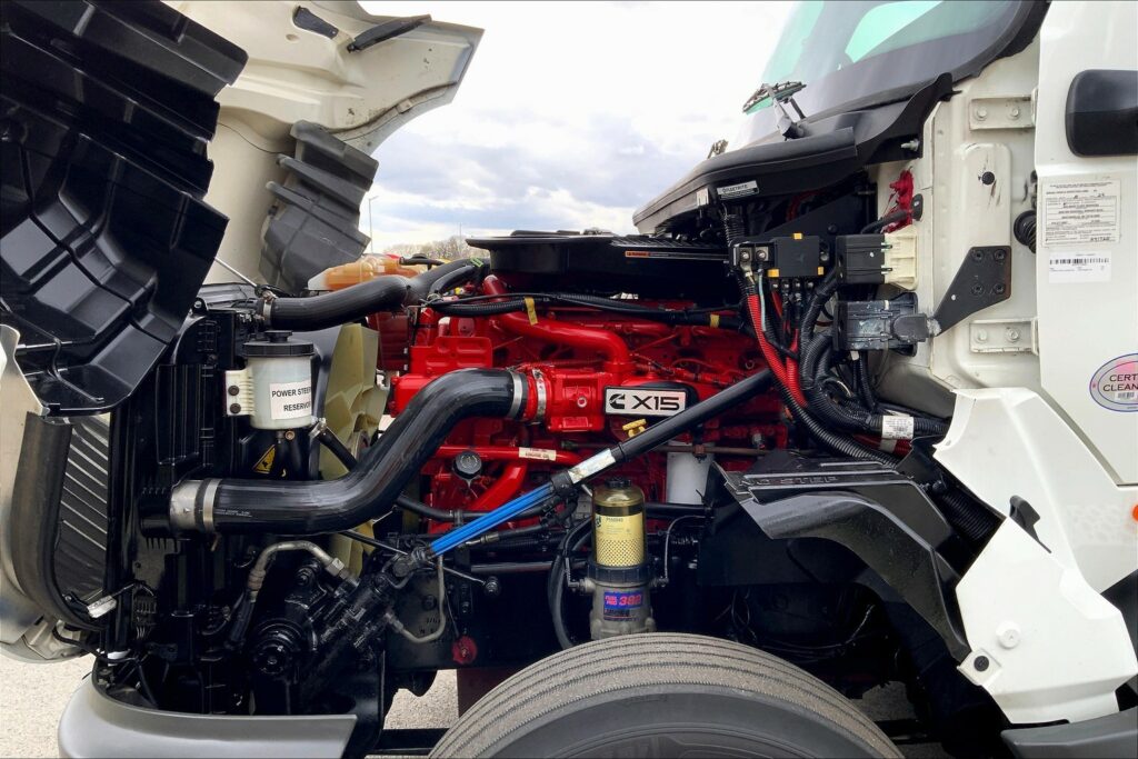 2021 CUM LT625 6×4 Sleeper