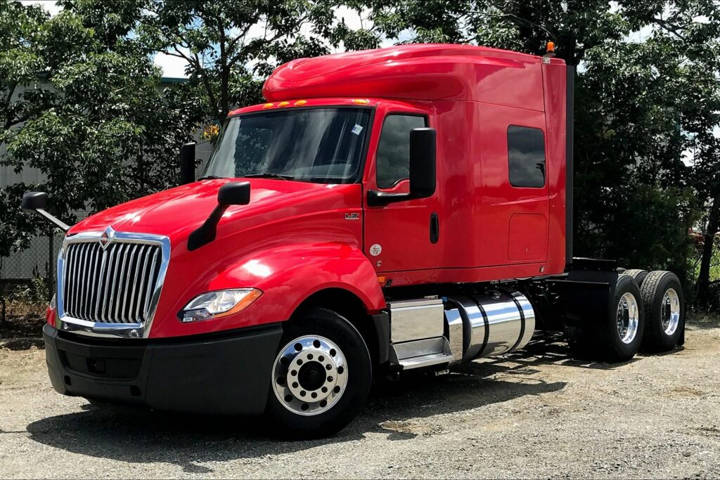 2021 CUM LT625 6×4 Sleeper