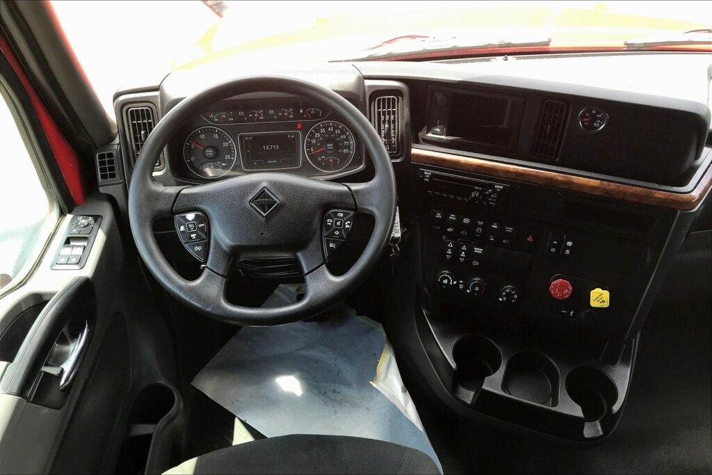 2021 CUM LT625 6×4 Sleeper