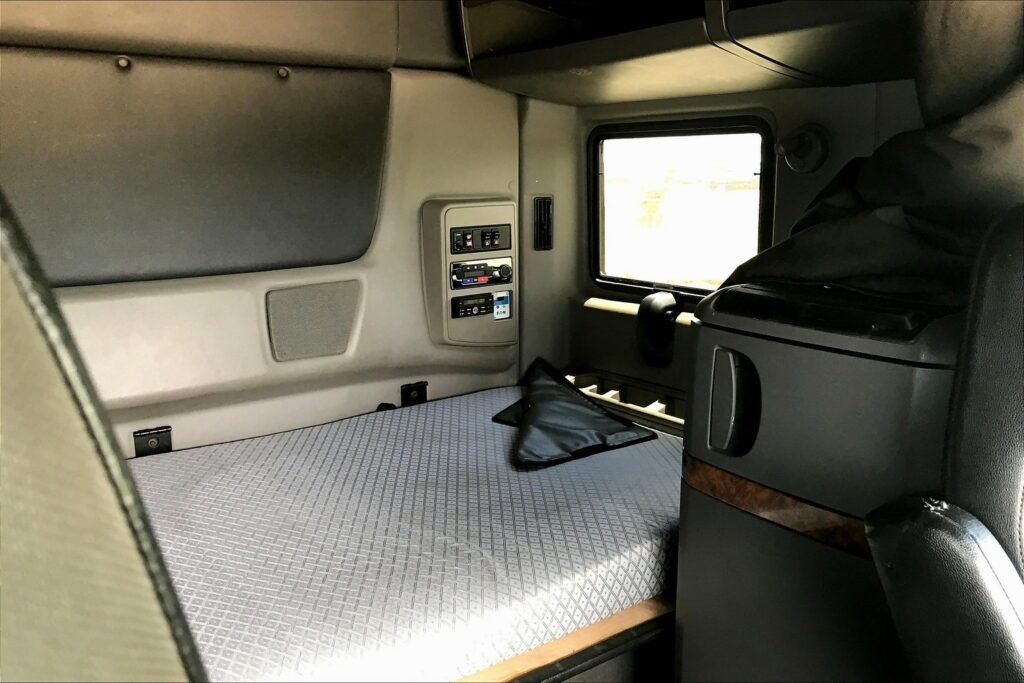 2021 CUM LT625 6×4 Sleeper