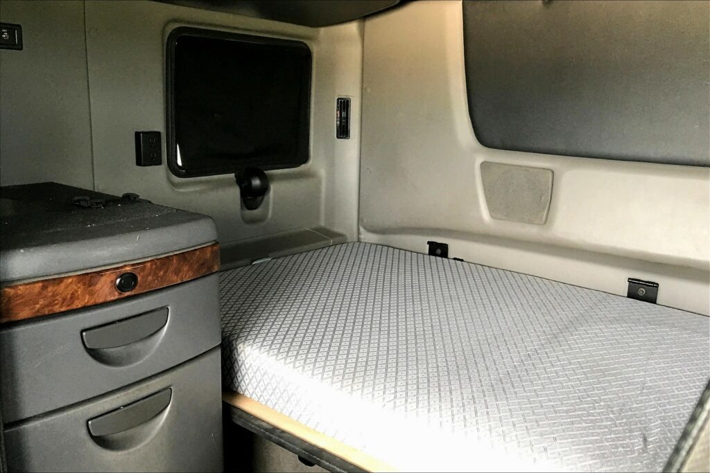 2021 CUM LT625 6×4 Sleeper