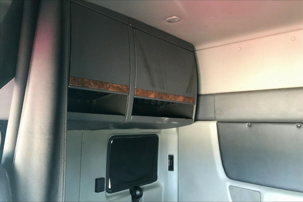 2021 CUM LT625 6×4 Sleeper