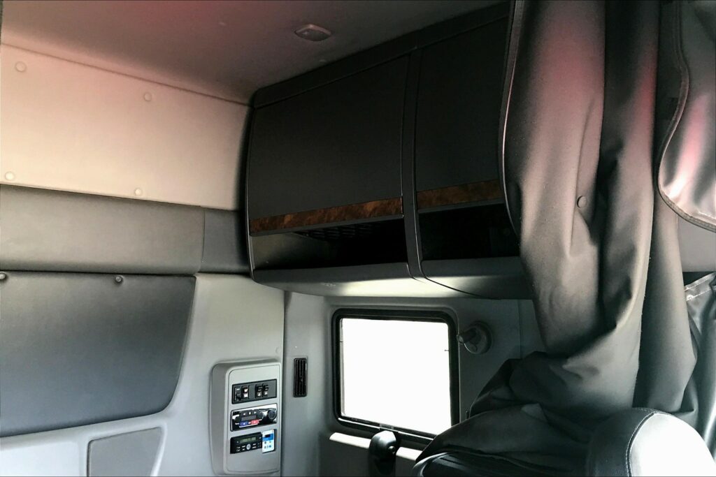 2021 CUM LT625 6×4 Sleeper