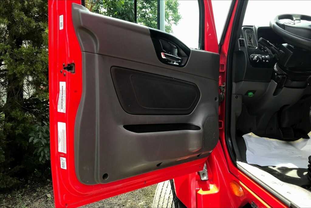 2021 CUM LT625 6×4 Sleeper