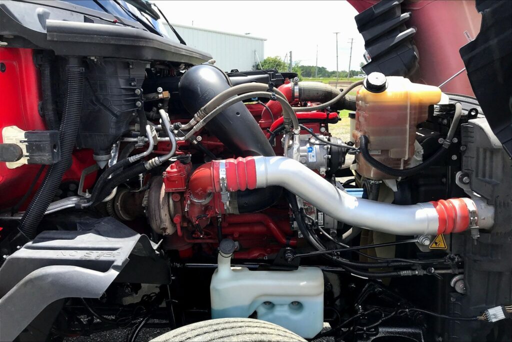 2021 CUM LT625 6×4 Sleeper