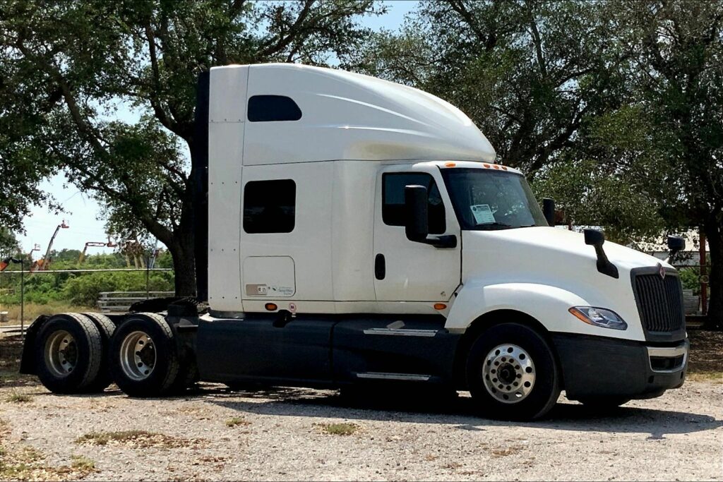 2022 CUM LT625 6×4 Sleeper