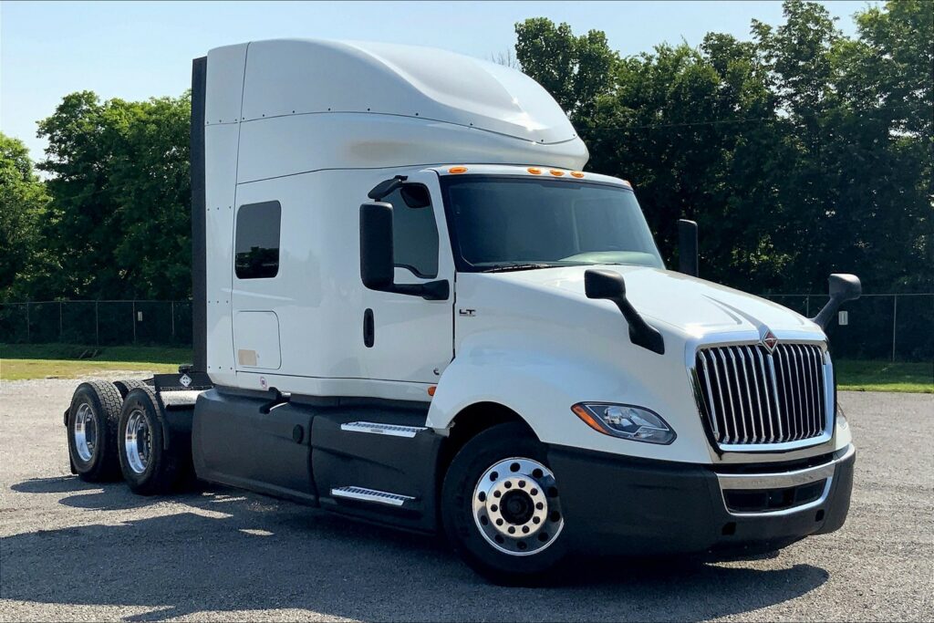 2023 CUM LT625 6X4 Sleeper