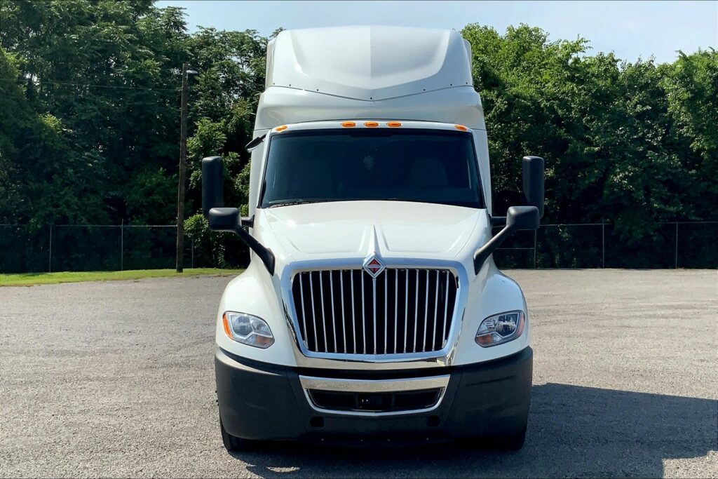 2023 CUM LT625 6X4 Sleeper