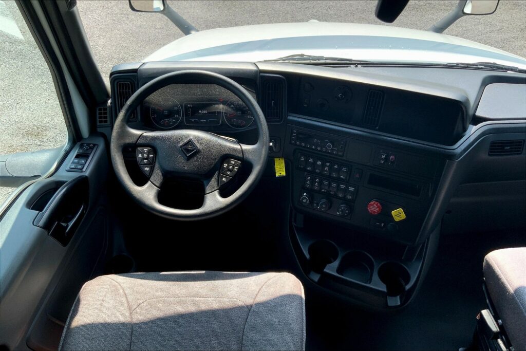 2023 CUM LT625 6X4 Sleeper