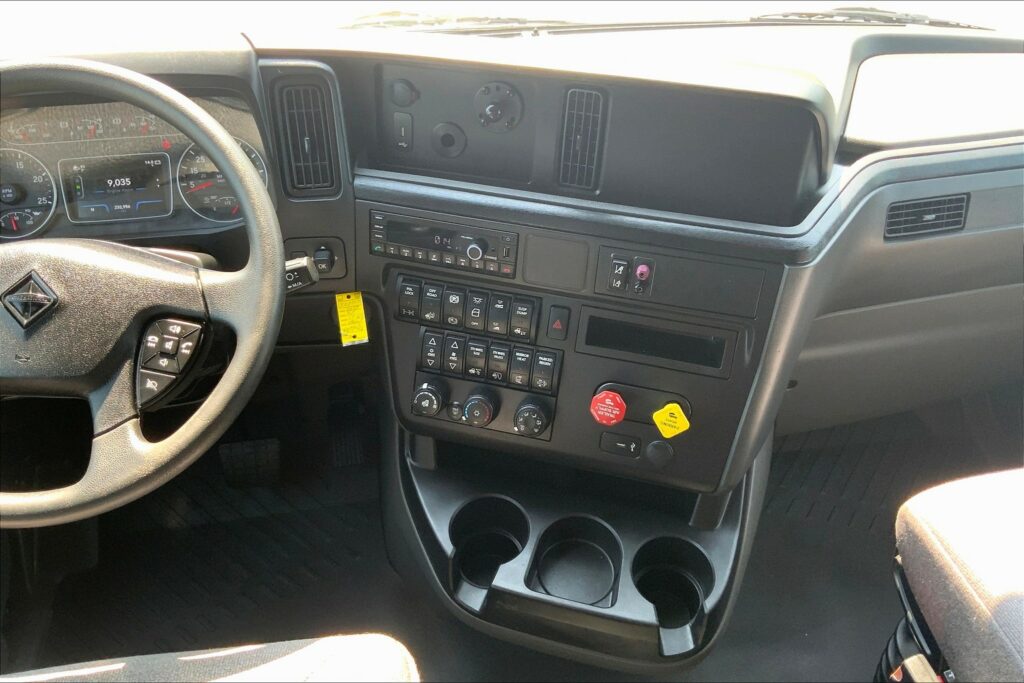 2023 CUM LT625 6X4 Sleeper