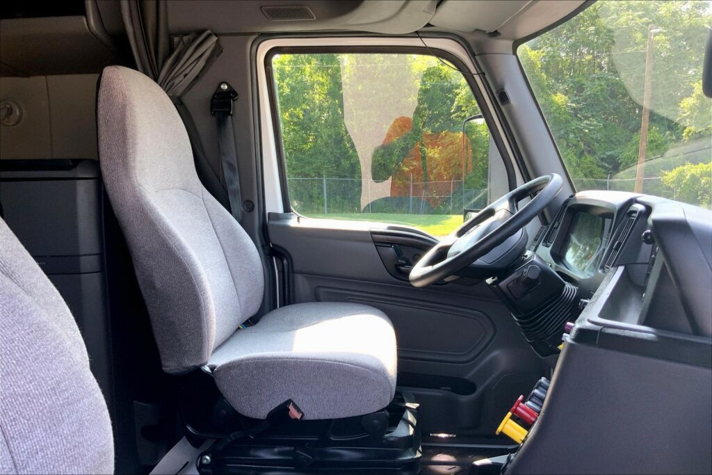 2023 CUM LT625 6X4 Sleeper