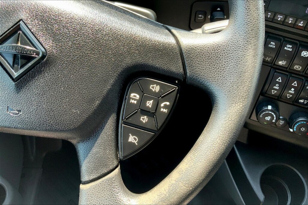 2023 CUM LT625 6X4 Sleeper