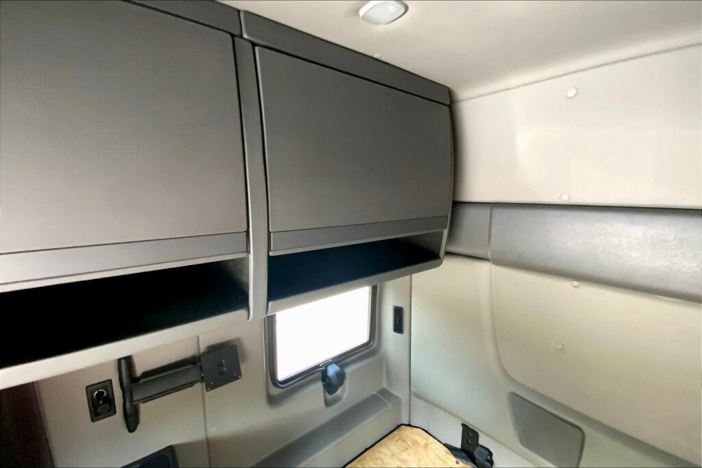 2023 CUM LT625 6X4 Sleeper