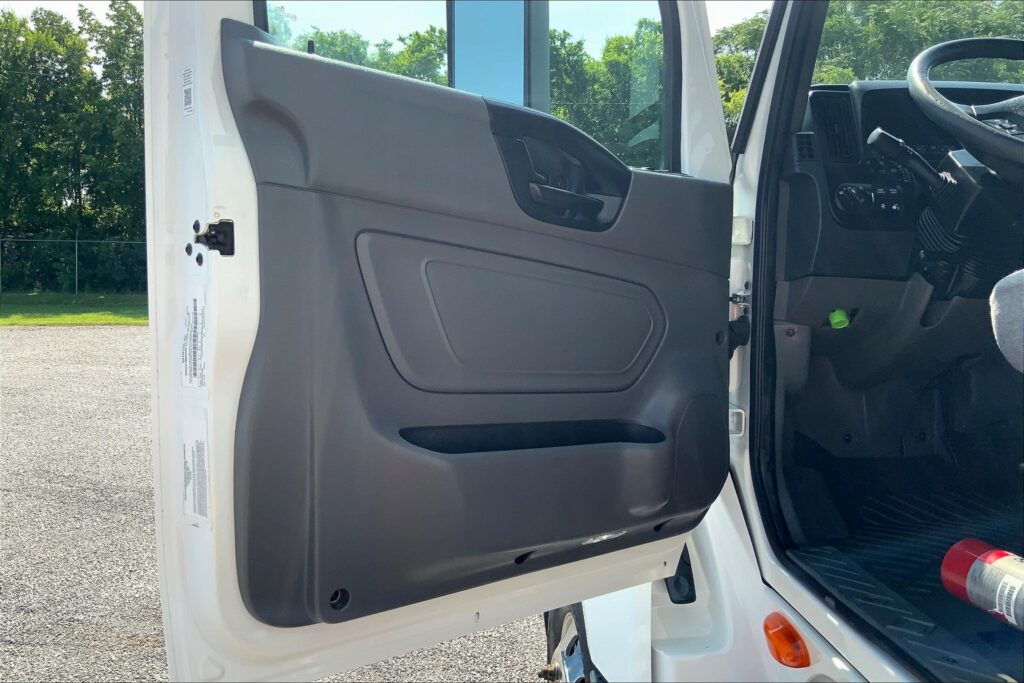 2023 CUM LT625 6X4 Sleeper