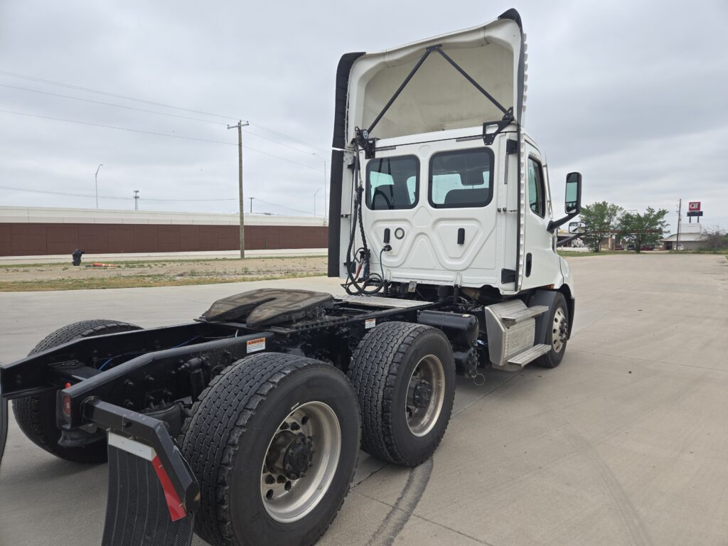 2020 Freightliner Day Cab