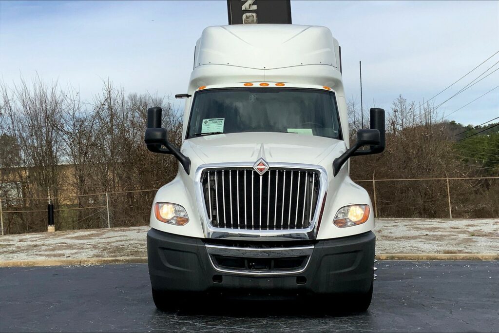 2021 CUM LT625 6×4 Sleeper