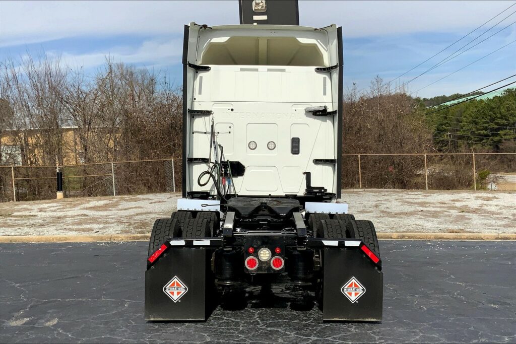 2021 CUM LT625 6×4 Sleeper