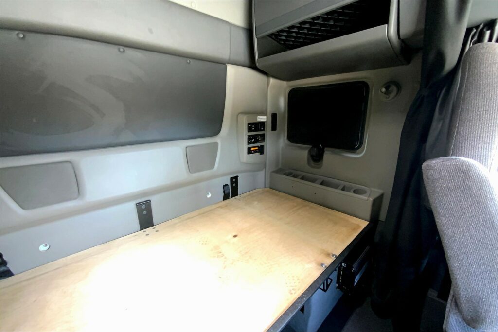 2021 CUM LT625 6×4 Sleeper