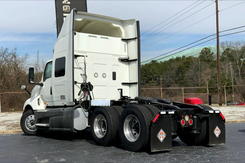 2021 CUM LT625 6×4 Sleeper