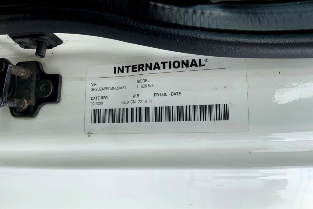 2021 CUM LT625 6×4 Sleeper