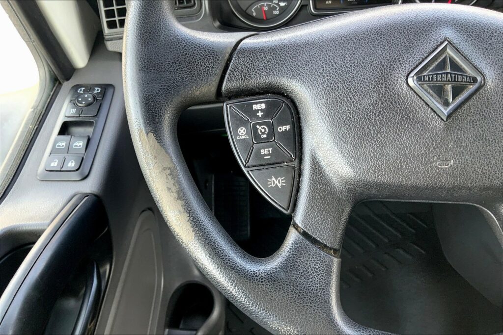 2021 CUM LT625 6×4 Sleeper