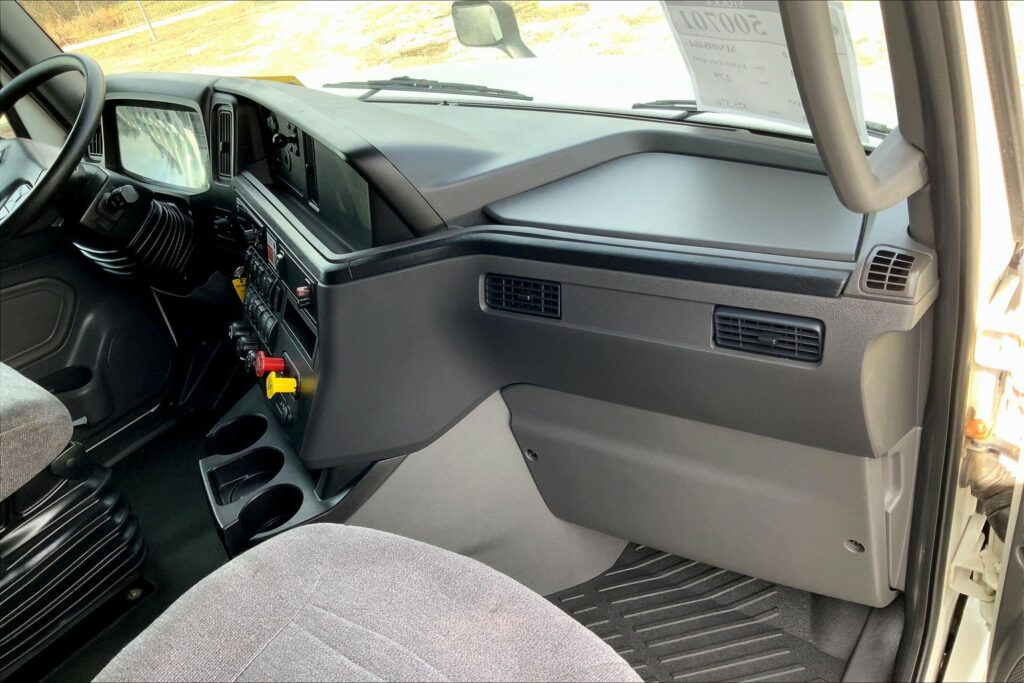 2021 CUM LT625 6×4 Sleeper