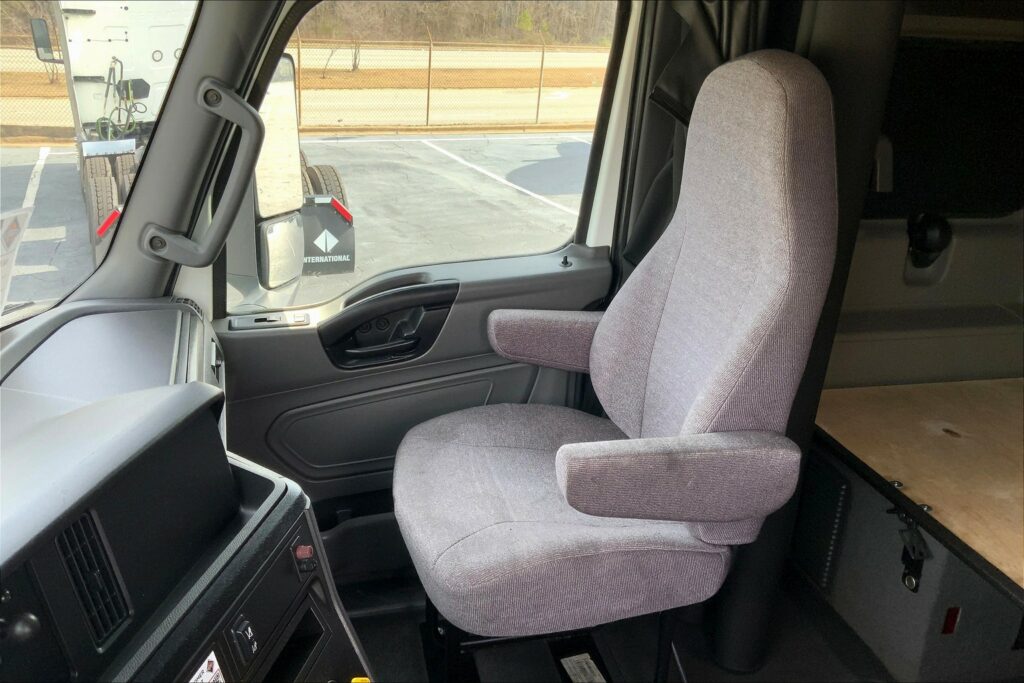 2021 CUM LT625 6×4 Sleeper